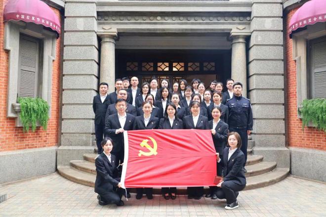 青春脚步丈量红色征程——上铁法院开展“行走的党课”青年主题党